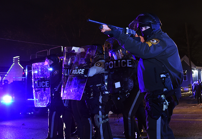 Police clash with protesters following the grand jury decision in the death of 18-year-old Michael Brown in Ferguson, Missouri, on November 24, 2014 (AFP Photo / Jewel Samad)