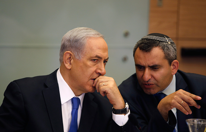 Israel's Prime Minister Benjamin Netanyahu (L) listens to Foreign Affairs and Defence committee chair Zeev Elkin (Reuters / Ronen Zvulun)