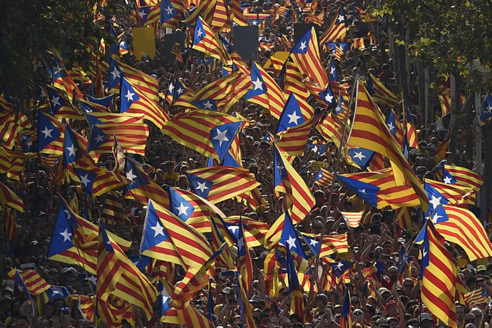 Catalan hold Catalan independentist flags (Estelada) during celebrations of Catalonia National Day (Diada) in Barcelona on September 11, 2014. (AFP Photo)