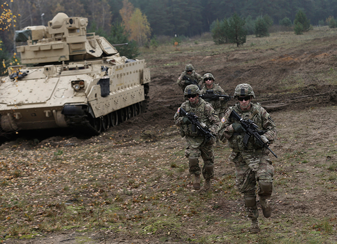 U.S. soldiers deployed in Latvia perform during a drill at Adazi military base October 14, 2014 (Reuters / Ints Kalnins)