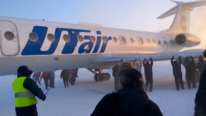 –52C in Siberia: Over 70 passengers 'push' frozen plane to runway (VIDEO)