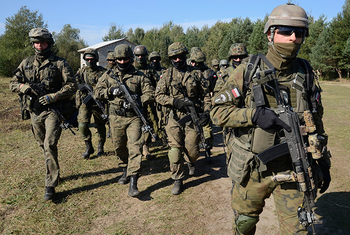 Polish servicemen take part in military exercises outside the town of Yavoriv near Lviv, September 19, 2014 (Reuters / Roman Baluk)