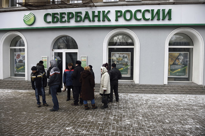 People wait in front of a closed bank on November 26, 2014 in the eastern Ukrainian city of Donetsk. (AFP Photo/Eric Feferberg)