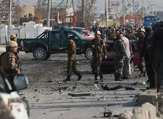 Afghan intelligence personnel inspect the site of a suicide attack along the Kabul-Jalalabad road in Kabul on November 27, 2014. (AFP Photo/Shah Marai)