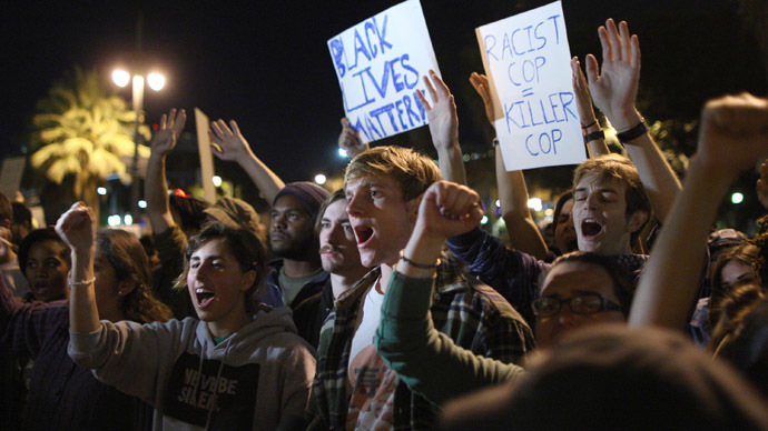 Protesters face off with police officers durng a demonstration near Los Angles Police Departmet (LAPD) headquarters following the grand jury decision not to indict a white police officer who had shot dead an unarmed black teenager in Ferguson, Missouri on the night of November 25, 2014 in Los Angeles, California. (AFP Photo/David McNew)