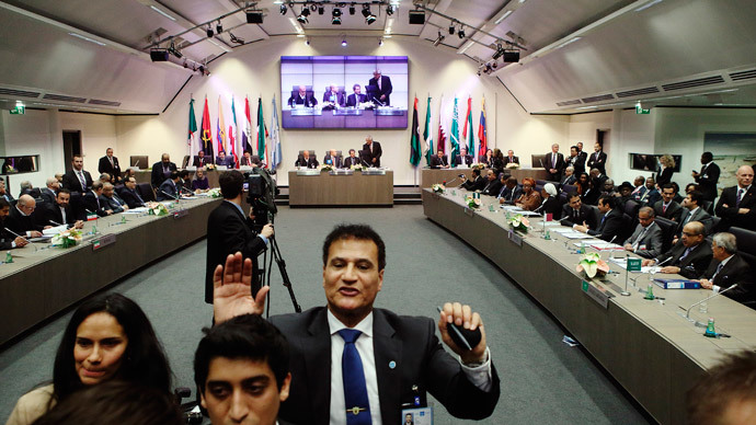 Security staff pushes journalists back as a meeting of OPEC oil ministers is due to begin at OPEC's headquarters in Vienna November 27, 2014.(Reuters / Heinz-Peter Bader)