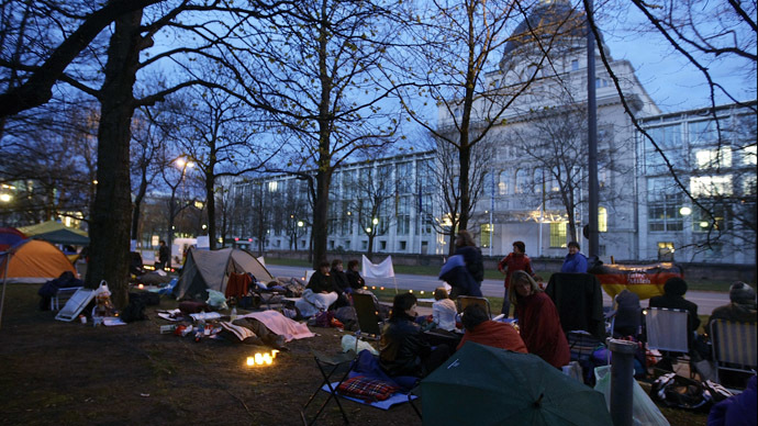 Hunger-striking asylum seekers climb trees to evade German police