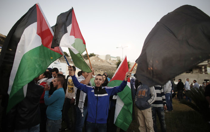 Arab Israeli protesters shouts slogans during a rally in the northern Israeli town of Umm al-Faham on November 9, 2014 (AFP Photo)