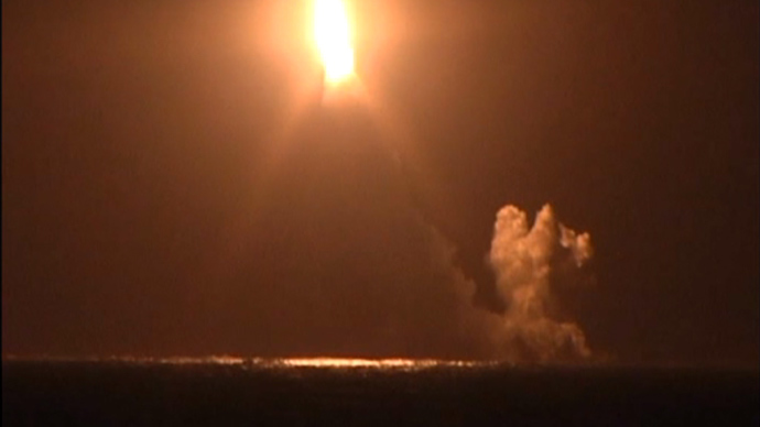 Night set alight as Russian sub test-launches Bulava missile (VIDEO)