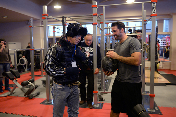 Actor Mickey Rourke, left, during the training session of boxers Ruslan Provodnikov (Russia) and Luis Castillo (Mexico) (RIA Novosti / Mikhail Voskresenskiy)