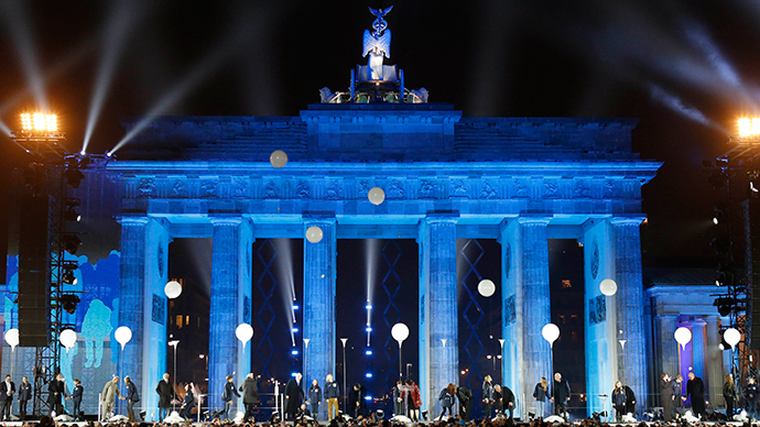 Balloons from the installation 'Lichtgrenze' (Border of Light) are released in front of the Brandenburg Gate in Berlin, November 9, 2014. (Reuters / View)