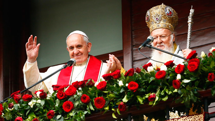 Pope Francis (L) and Ecumenical Patriarch Bartholomew I of Constantinople wave to faithful after the Divine Liturgy at the Ecumenical Patriarchate in Istanbul, November 30, 2014.(Reuters / Tony Gentile)