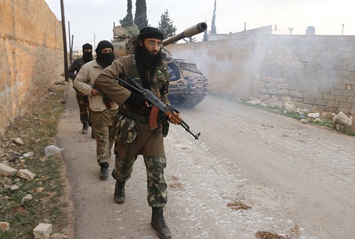 Members of al Qaeda's Nusra Front carry their weapons as they walk near al-Zahra village, north of Aleppo city, November 25, 2014. (Reuters/Hosam Katan)