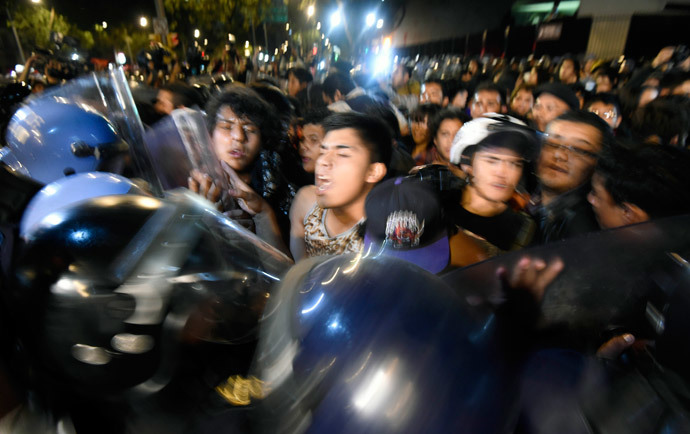 Riot police fight with a group of demonstrators during a protest demanding justice in the case of the 43 missing students from Ayotzinapa, on December 1, 2014 in Mexico City. (AFP Photo / Alfredo Estrella)