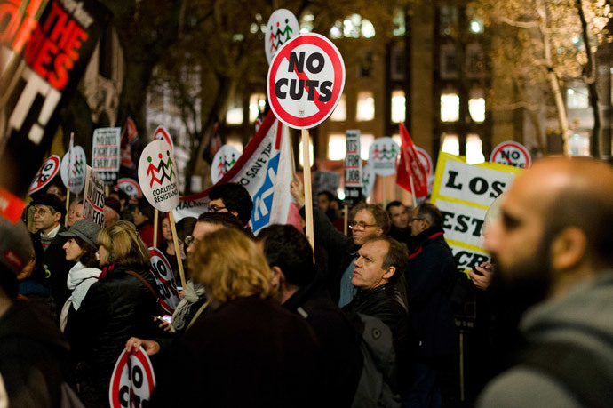 Anti-austerity cut protestors demonstrate outside the offices of the European Commission Representation in the UK in central London on November 14, 2012. (AFP Photo / Leon Neal)