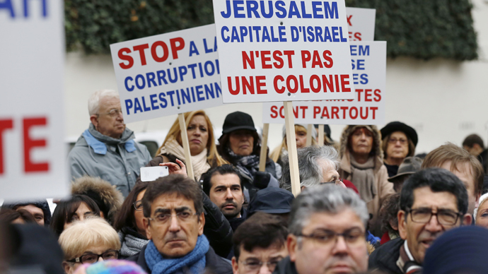People gather to protest against the vote by French lawmakers of a symbolic non-binding motion to recognise Palestine on December 2, 2014 in front of the French National Assembly in Paris. (AFP Photo / Thomas Samson)