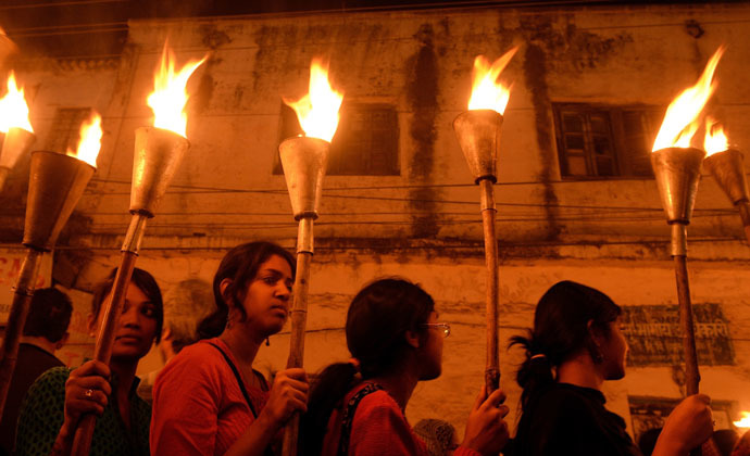 Indian victims of the Bhopal Gas disaster take part in a torch-lit procession to mark the 30th anniversary of the disaster in Bhopal on December 2, 2014. (AFP Photo)