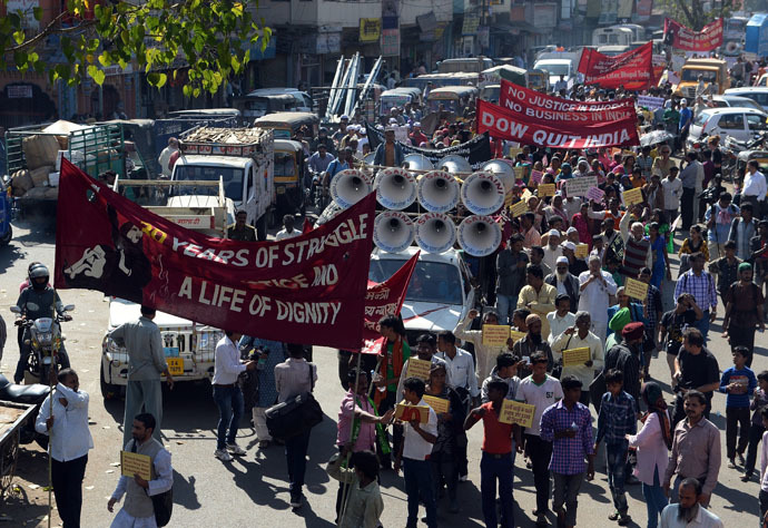 Indian residents and Bhopal Gas disaster victims hold banners during a march to commemorate the 30th anniversary in Bhopal on December 3, 2014. (AFP Photo)