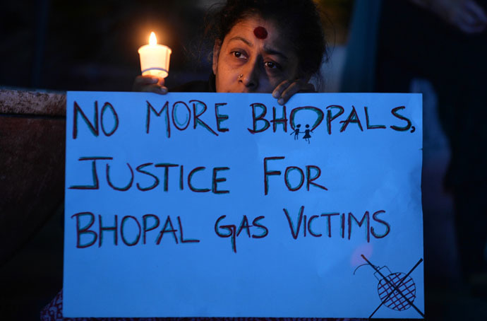 Members of the Bengaluru Solidarity Group in Support of the Bhopal Struggle take part in a candlelight vigil to commemorate the 30th anniversary of the Bhopal Gas disaster in Bangalore on December 2, 2014. (AFP Photo)