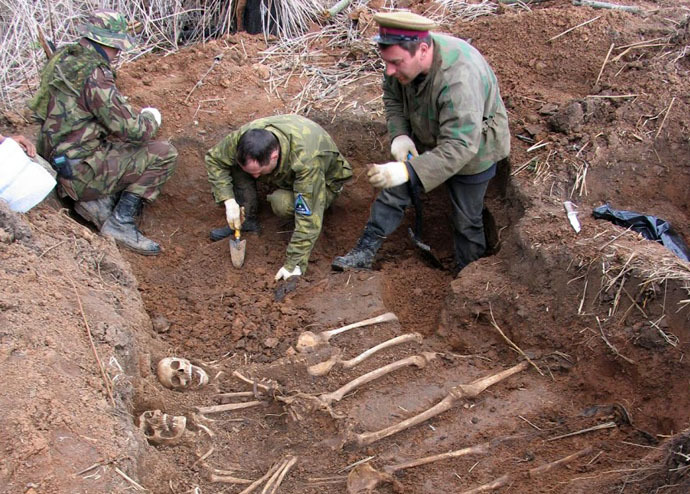 Members of a search unit excavate a mass grave in Tver Region, Russia // Photo by Kirill Bessonov