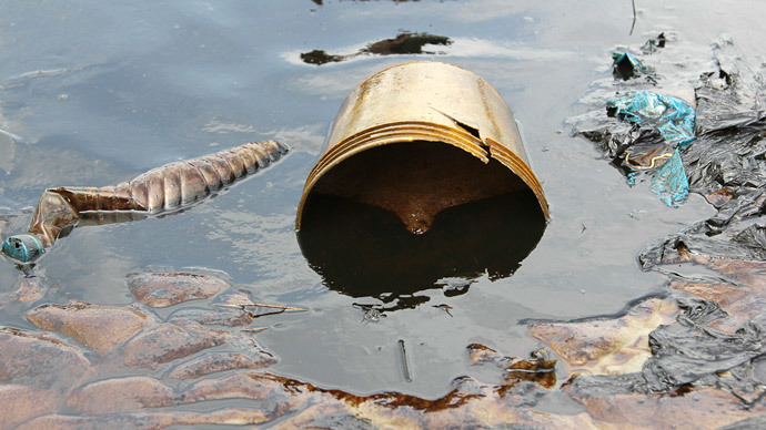 Crude oil flows at the banks of a river, after a Shell pipeline leaked, in the Oloma community in Nigeria's delta region November 27, 2014.(Reuters / Tife Owolabi)