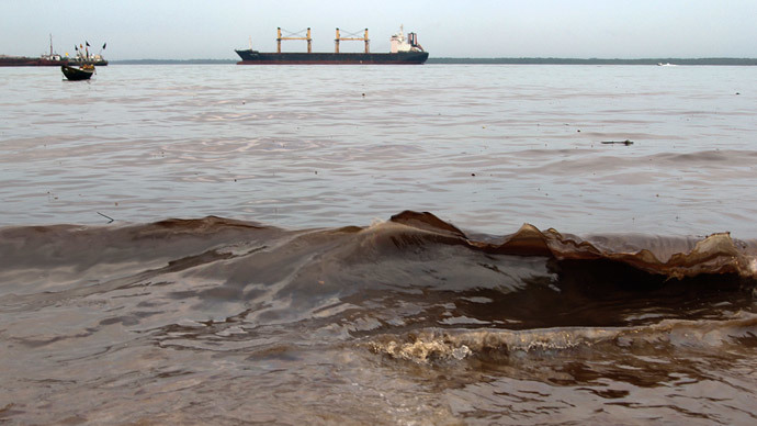 Crude oil washes up near the shore after a Shell pipeline leaked, in the Oloma community in Nigeria's delta region November 27, 2014.(Reuters / Tife Owolabi)