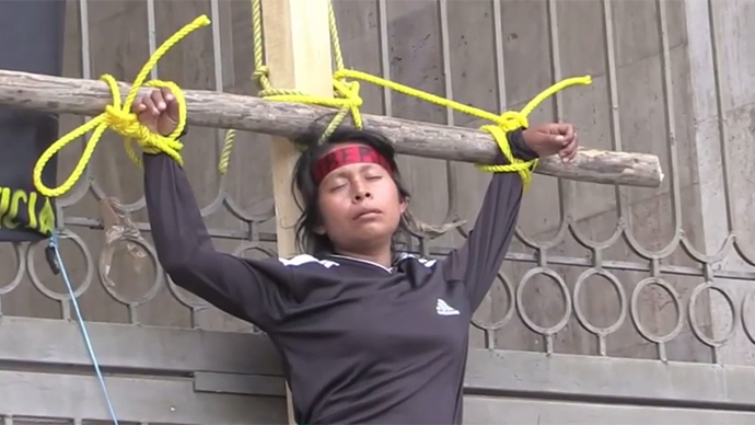 Mexican activists crucify themselves, sew lips in protest (VIDEO)