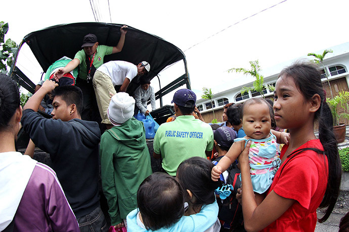 Residents are evacuated to a safer place in Legazpi City, Albay province, southeast of Manila on December 6, 2014 ahead of the arrival of Typhoon Hagupit. (AFP Photo/Charism Sayat)