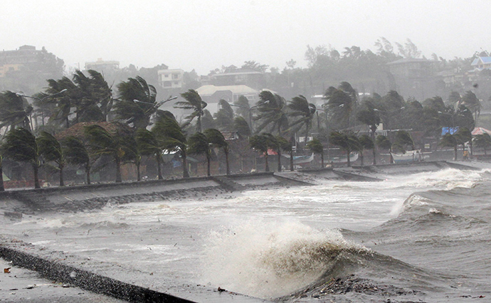 Strong winds and waves brought by Typhoon Hagupit pound the seawall in Legazpi City, Albay province southern Luzon December 7, 2014 (Reuters / Stringer)