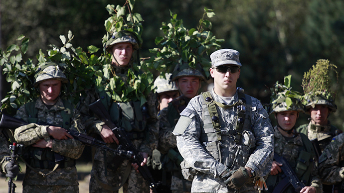 A US serviceman (front), accompanied by Ukrainian soldiers, takes part in military exercises outside the town of Yavoriv near Lviv, September 19, 2014 (Reuters / Roman Baluk)