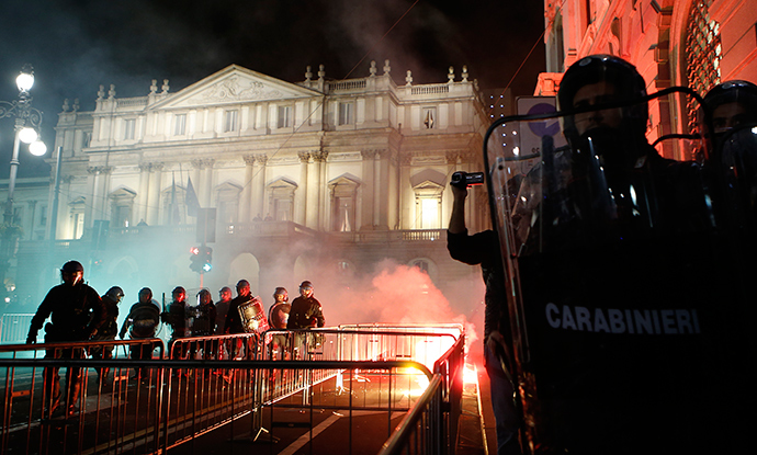 Members of the Carabinieri stand in front of La Scala opera house on the first day of opera season in downtown Milan December 7, 2014 (Reuters / Alessandro Garofalo)