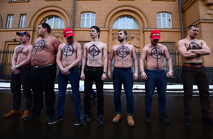 Participants of a rally "Sanctions Against Russia - Sanctions Against Me!" outside the US Embassy in Moscow (RIA Novosti / Evgeny Biyatov)