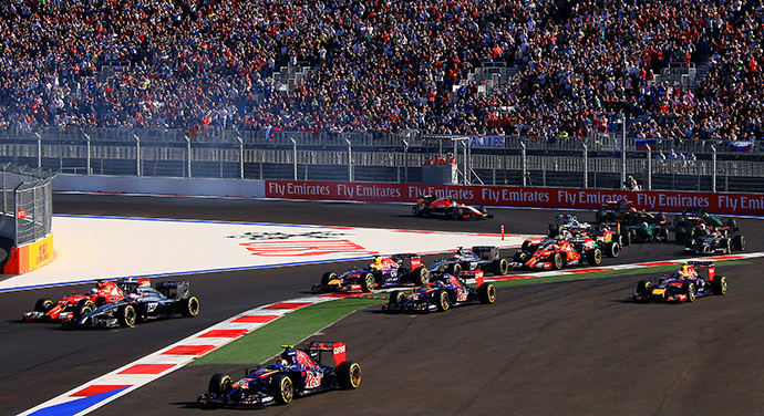 Race cars during a race at the 2014 Formula 1 Russian Grand Prix (RIA Novosti / Vitaliy Belousov)