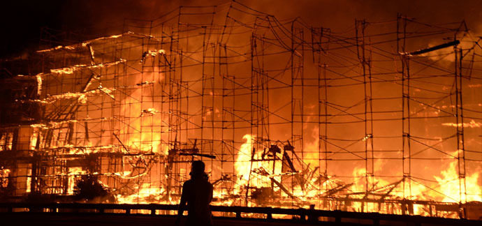 Flames engulf a seven-story downtown apartment complex under construction in Los Angeles, California December 8, 2014. (Reuters / Gene Blevins)