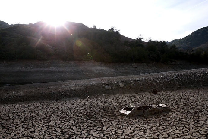 A car sits in dried and cracked earth of what was the bottom of the Almaden Reservoir on January 28, 2014 in San Jose, California. (Justin Sullivan/Getty Images/AFP)