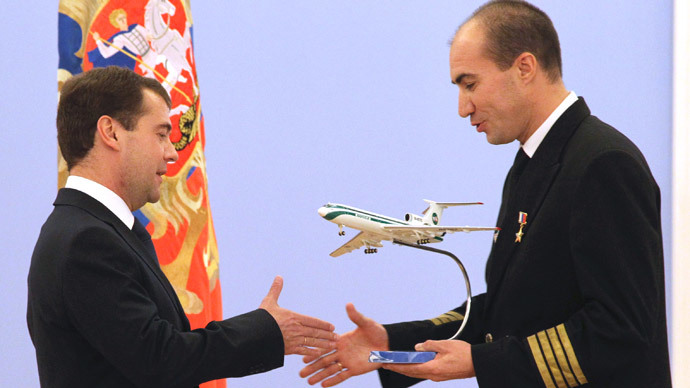  From right: Capitain of aircraft Andrei Lamanov, who received the title Hero of Russia, gives a model of the aircraft to Russian President Dmitry Medvedev at the ceremony presenting state awards to nine members of the crew of Tu-154 that had to make emergency landing in taiga near Izhma.(RIA Novosti / Vladimir Rodionov)