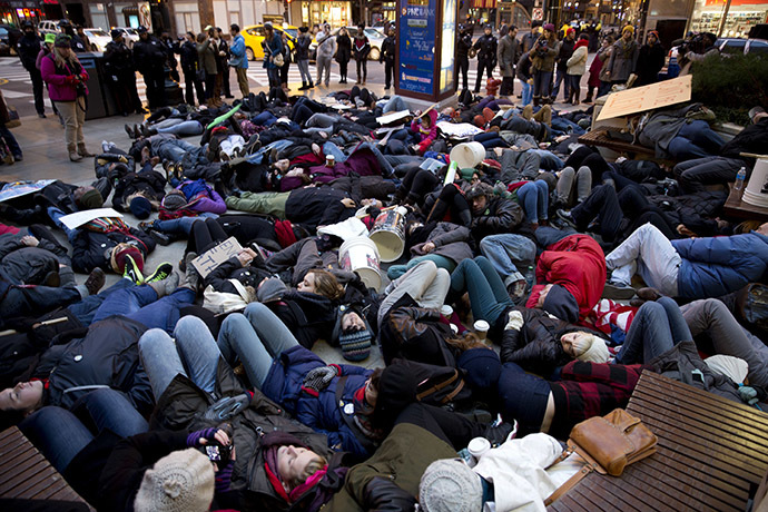 rostesters take to the street after recent grand jury decisions in police-involved deaths on December 7, 2014 in Chicago, Illinois. (AFP Photo/Tasos Katopodis)