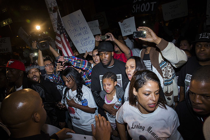 Demonstrators hold a protest rally outside the Phoenix Police Department, the week after an unarmed man was shot dead by police, in Phoenix, Arizona December 8, 2014. (Reuters/Deanna Dent)
