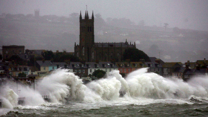 #WeatherBomb: Extreme wind & waves batter northern Britain (VIDEO)