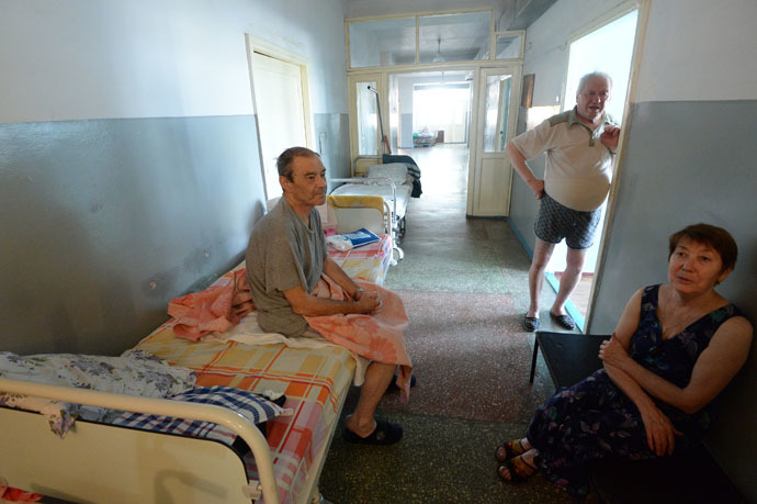 Patients in the corridor of a department in the Gorlovka city hospital. (RIA Novosti/Mikhail Voskresenskiy)