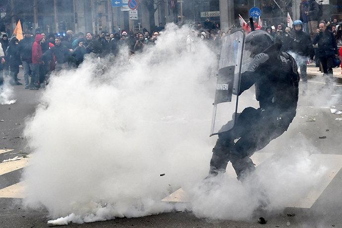 Demonstrators clash with anti riot carabinieri during a march as part of a general strike called by several trade union organisations to protest against the government's economic policy, on December 12, 2014 in Milan (AFP Photo / Giuseppe Cacace)