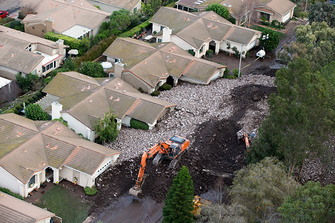 A group of houses are pictured after boulder-strewn rivers of mud swept down hillsides during a winter storm, in Camarillo Springs, California December 12, 2014 (Reuters / Mario Anzuoni)
