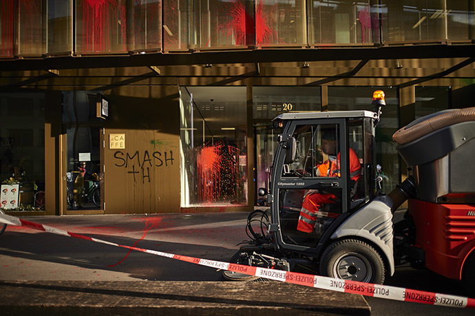 Workers arrive to clean the damaged facade of a branch of Swiss Bank UBS after a night of riots in Zurich on December 13, 2014. (AFP Photo/Michael Buholzer)