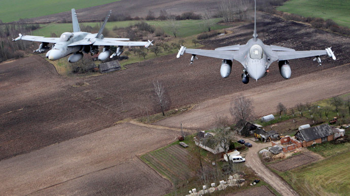 Portuguese Air Force fighter F-16 (R) and Canadian Air Force fighter CF-18 Hornet patrol over Baltics air space, from the Zokniai air base near Siauliai November 20, 2014.(Reuters / Ints Kalnins)