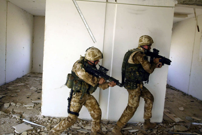Soldiers with the Black Watch Battlegroup search a building for Iraqi insurgent activity near Camp Dogwood in Iraq, 11 November, 2004. (AFP Photo)