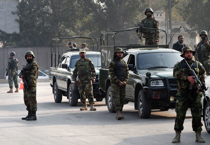 Pakistani soldiers cordon off the site of an attack by Taliban gunmen on a school in Peshawar on December 16, 2014. (AFP Photo)