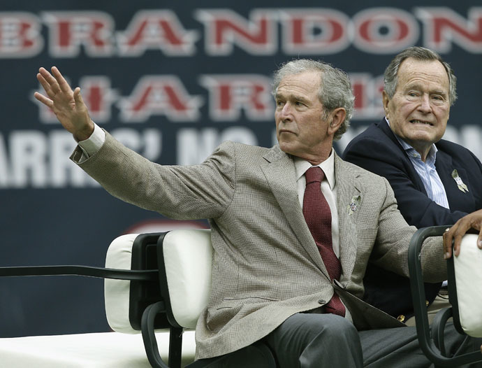 Former Presidents George W. Bush (L) and George H.W. Bush (AFP Photo)