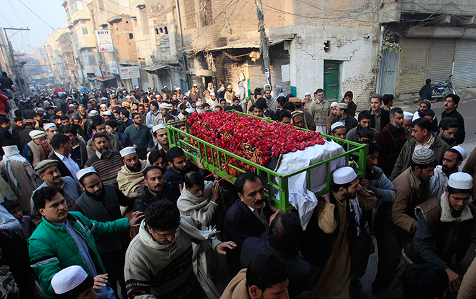 People carry the coffin of a male student who was killed in Tuesday's attack on the Army Public School, which was attacked by Taliban gunmen, during his funeral in Peshawar, December 17, 2014 (Reuters / Fayaz Aziz)