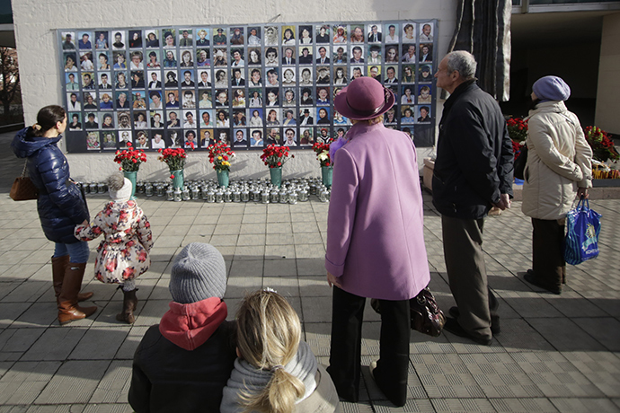 Muscovites mourn dead hostages at the Dubrovka Theater Center of Nord-Ost (RIA Novosti / Alexsey Nichukchin)