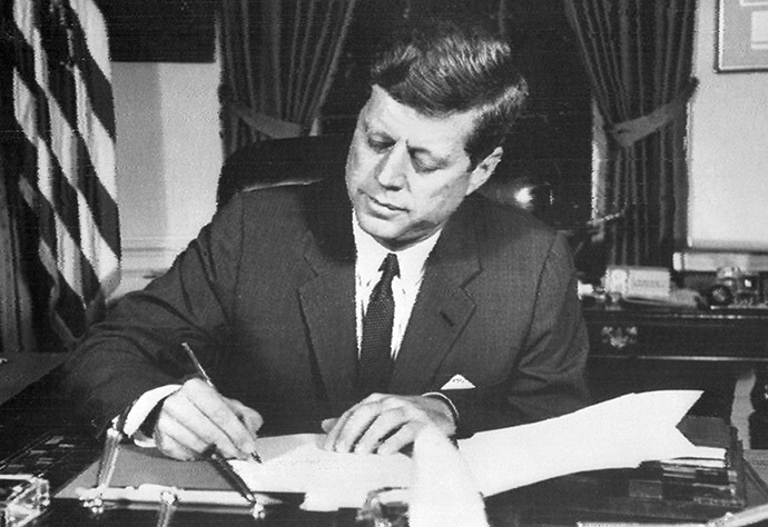 US President John Fitzgerald Kennedy signs the order of naval blockade of Cuba, on October 24, 1962 in White House, Washington DC, during the Cuban missiles crisis. (AFP Photo)